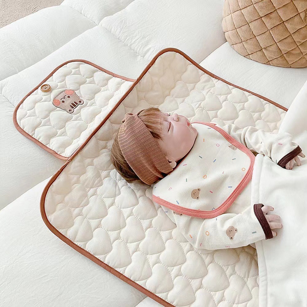 وسادة تغيير الحفاضات المحمولة  - مراجعة Changing Table Topper وسعره